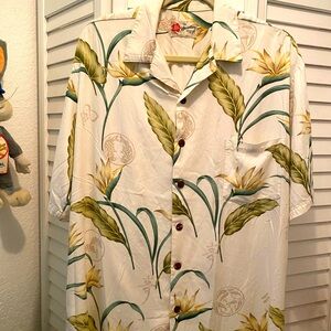 HILO HATTIE Men’s “Original Hawaiian Shirt” Size Large Cream Birds Paradise EUC